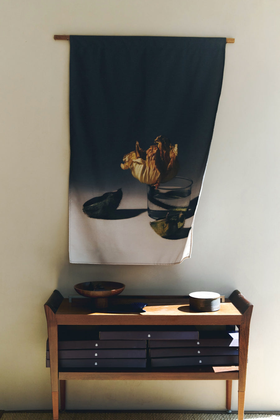 Tulipe dans un verre d'eau, tirage sur lin, The K. Edits