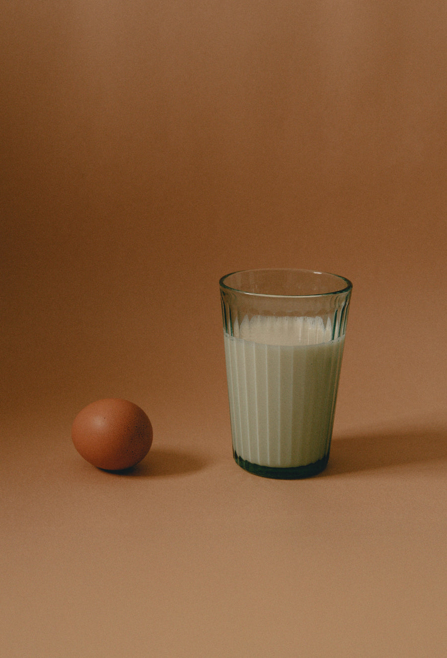 Œuf brun et verre de lait, tapisserie en lin, The K. Edits