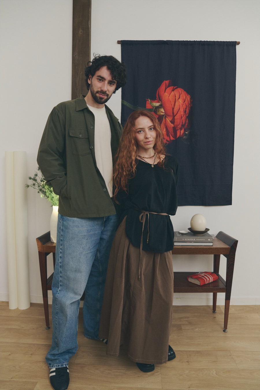 Deux personnes derrière chaque image.